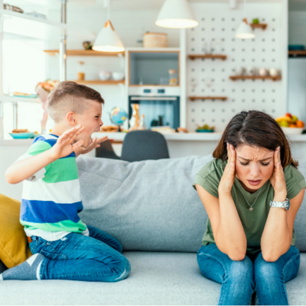 Das Bild zeigt ein Kind, das seine Mutter anschreit. Das Kind scheint wütend oder frustriert zu sein und zeigt dies durch lautes Schreien und Gestikulieren. Die Mutter scheint überrascht oder verunsichert zu sein und reagiert möglicherweise mit einem unsicheren oder unsicheren Verhalten. Das Bild könnte dazu genutzt werden, um auf Konfliktsituationen in der Eltern-Kind-Beziehung aufmerksam zu machen und Wege aufzuzeigen, wie Eltern in solchen Situationen reagieren können, um die Beziehung mit ihren Kindern zu verbessern.